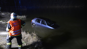 V Dymokurech na Nymbursku hasiči vytáhli z rybníka auto