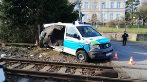 Na Příbramsku při nehodě sanitky a vlaku zemřel pacient