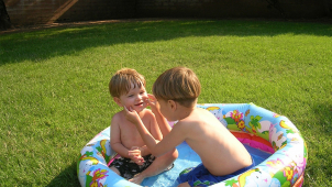 Zloděj v noci ukradl nafukovací bazén