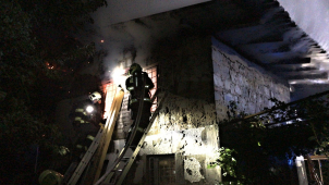 Noční požár chaty ve Staré Boleslavi zaměstnal hasiče