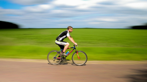 Řidič na Kladensku srazil cyklistu a z místa ujel