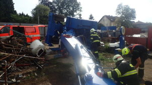 Říčanští hasiči vyprošťovali obsluhu z převráceného nakladače