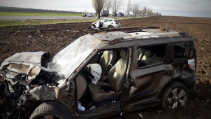 Na Kolínsku došlo k čelnímu střetu dvou aut