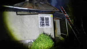 Hasiči se museli popasovat s nočním požárem chaty