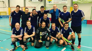 Hasiči vzali do rukou místo proudnic florbalové hokejky