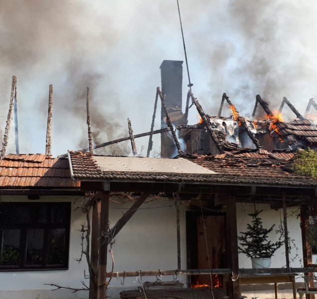 Na Mladoboleslavsku zachvátil požár roubený rodinný dům