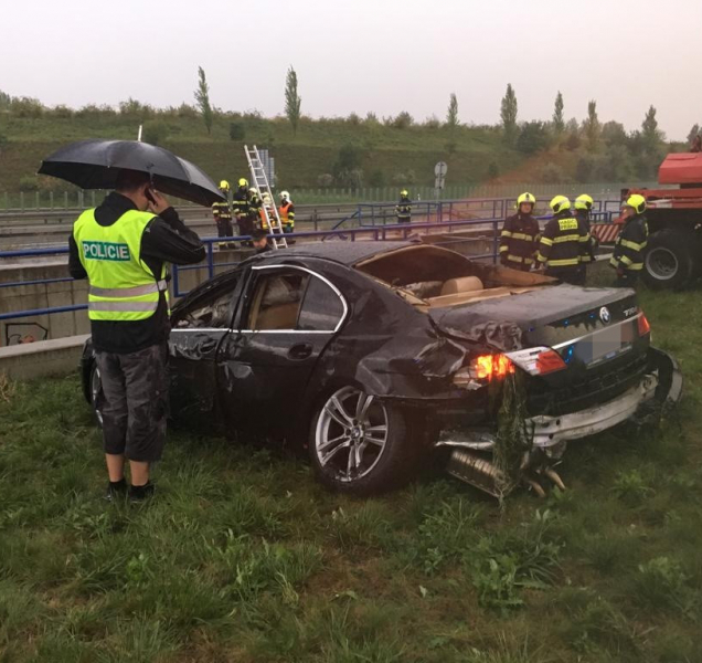 Hasiči při návratu ze soutěže zachránili lidi z auta pod vodou