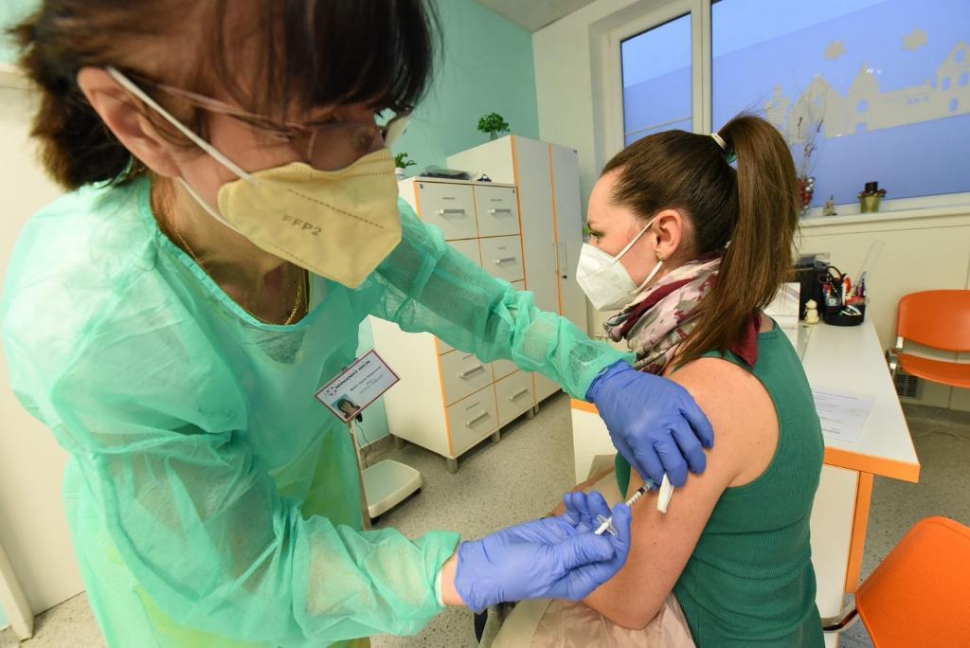 Očkovat proti koronaviru začali i v kolínské nemocnici