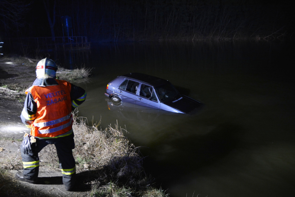 V Dymokurech na Nymbursku hasiči vytáhli z rybníka auto