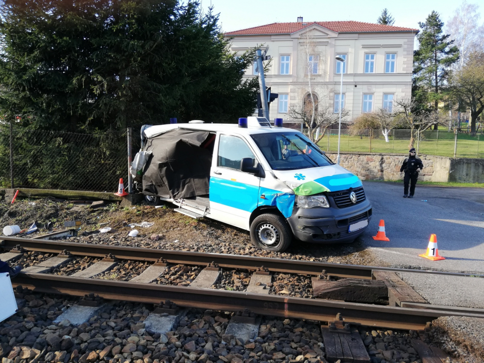 Na Příbramsku při nehodě sanitky a vlaku zemřel pacient