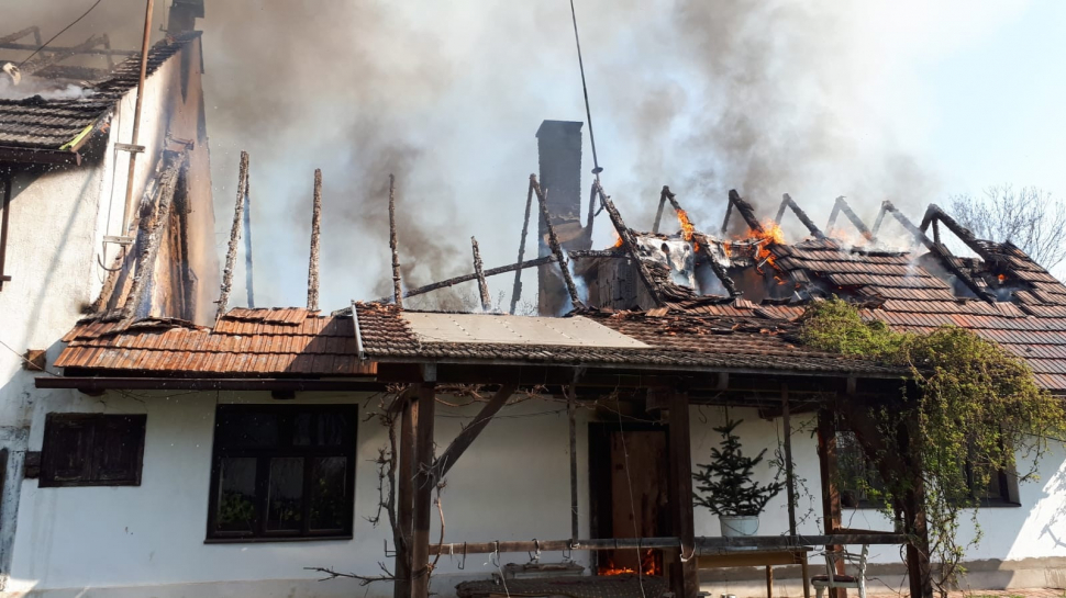 Na Mladoboleslavsku zachvátil požár roubený rodinný dům