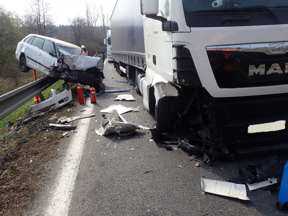 Dopravní nehoda uzavřela na několik hodin silnici u Zbenice