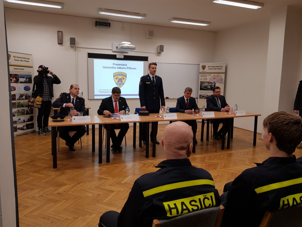 Premiér Andrej Babiš navštívil hasiče v Příbrami